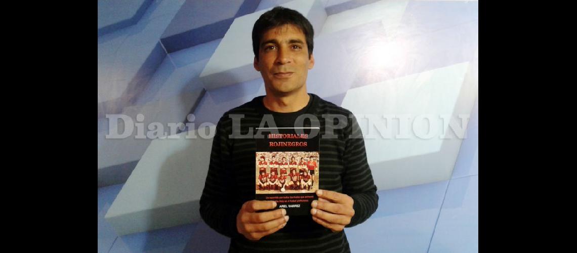  El periodista Ariel Ramírez con su nuevo volumen bibliogrfico deportivo (LA OPINION)
