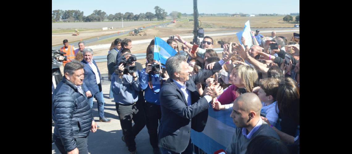  El presidente Mauricio Macri el viernes recorrió la obra de la autopista en Pergamino (LA OPINION)