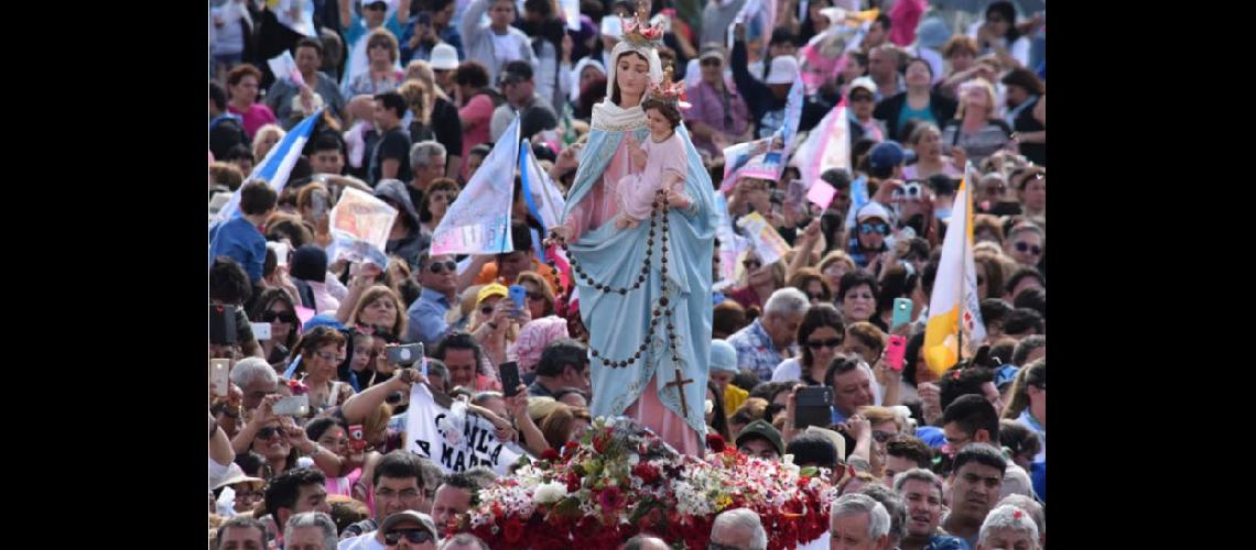  La imagen de la Virgen del Rosario derramar sus bendiciones sobre los fieles (OBISPADO DE SAN NICOLAS)
