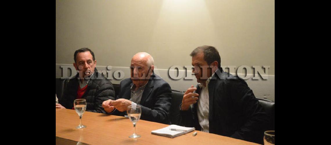  Roberto Lavagna flanqueado por Héctor María Cachi Gutiérrez y por Eduardo Bali Bucca  (LA OPINION)