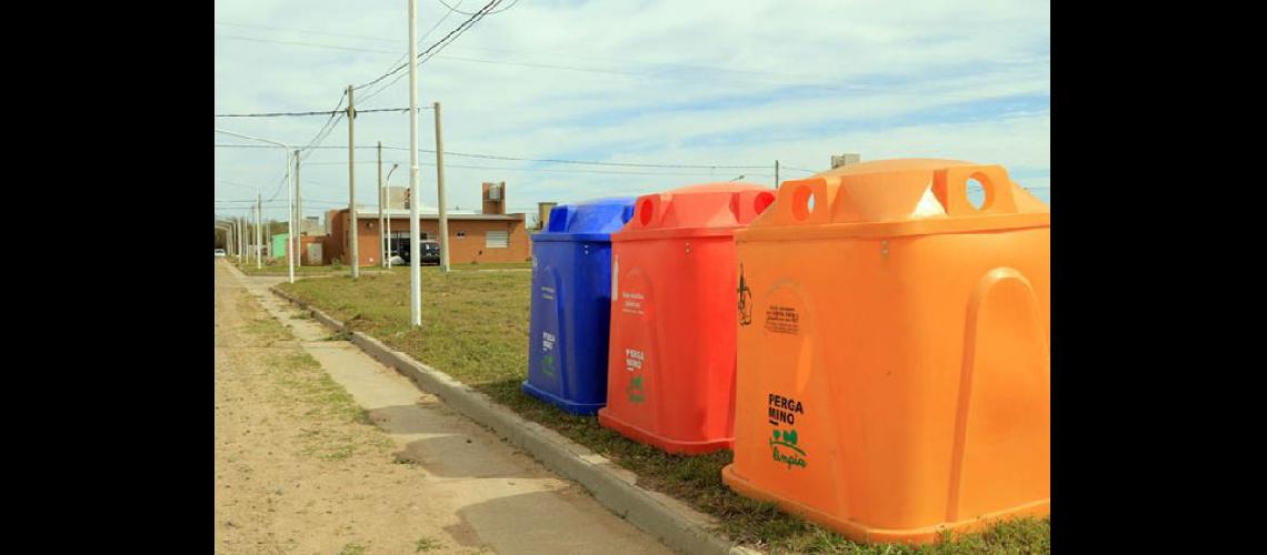  La colocación de las campanas en los pueblos es también parte de la iniciativa para la separación de residuos  (LA OPINION)