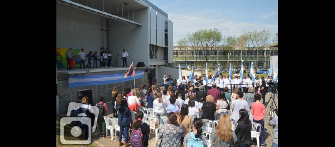  La ceremonia tuvo lugar en la Plaza de los Lectores emplazada en el predio de la Biblioteca Menéndez donde se desarrolla la Feria del Libro (LA OPINION)