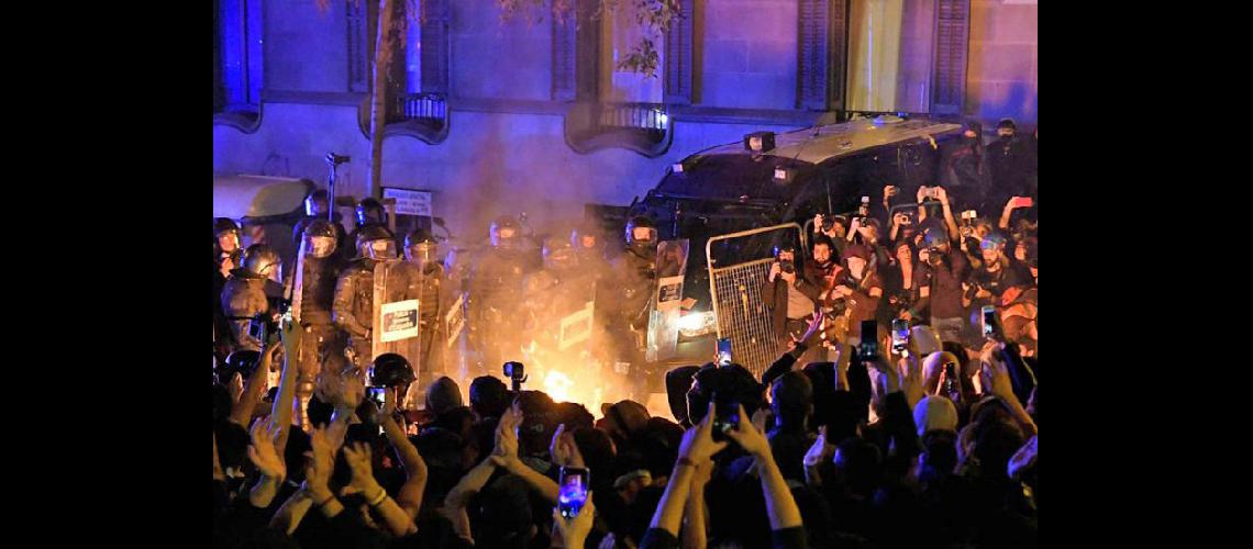  Miles de manifestantes salieron nuevamente a las calles de Barcelona en disconformidad con las condenas (AFP)