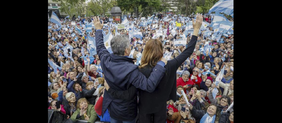  Mauricio Macri junto a la primera dama Juliana Awada en la marcha del Sí se puede en Río Cuarto (NA)