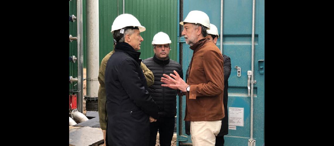  El intendente Martínez y el presidente Macri son interiorizados sobre el funcionamiento de la planta (LA OPINION)