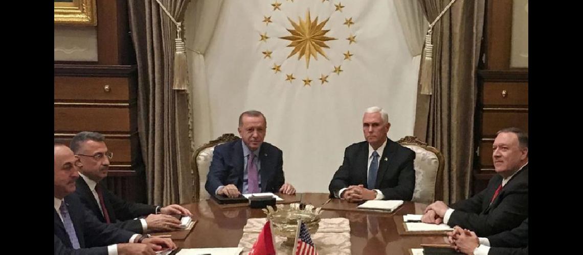  Recep Erdogan y Mike Pence en Ankara La reunión duró cerca de 1 hora y 20 minutos ms de lo esperado (AFP)