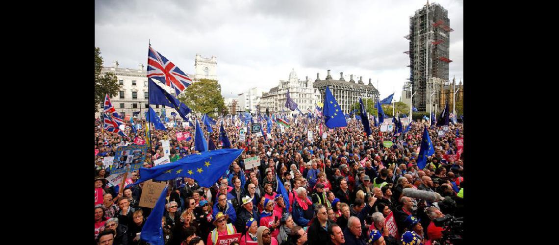  Miles de personas llegaron desde diferentes puntos del Reino Unido hasta Londres para pedir el referendo (REUTERS -HENRY NICHOLLS-)