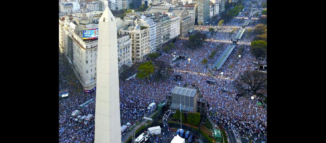  Según estimaron desde el comando de campaña unas 600 mil personas asistieron al obelisco (NA)