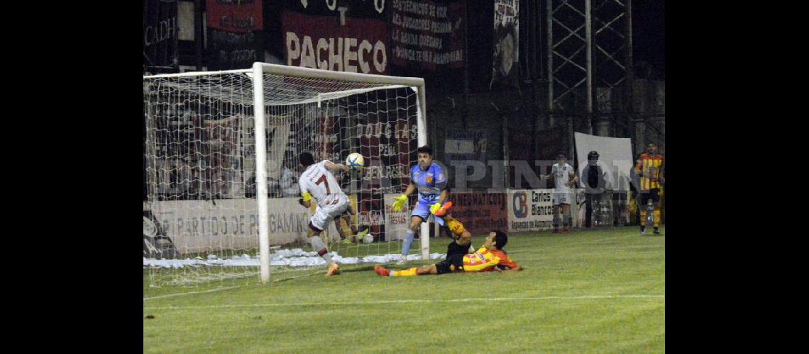  Pablo Mazza convierte la apertura del marcador en el primer tiempo En el complemento anotaría el gol del triunfo (LA OPINION)