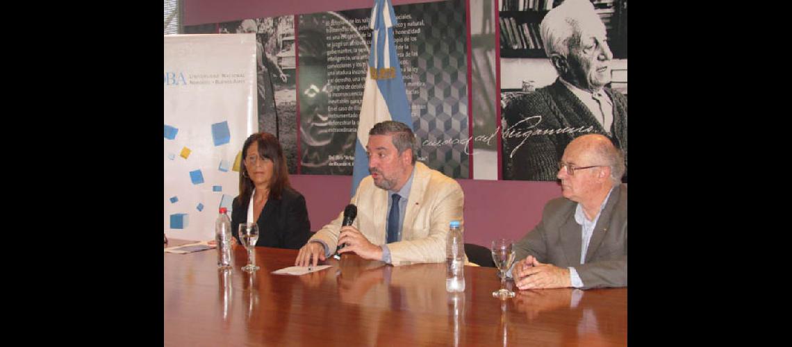  Adriana Andrés Guillermo Tamarit y Guillermo Eyherabide durante el lanzamiento del Doctorado en Mejoramiento Genético (UNNOBA) 