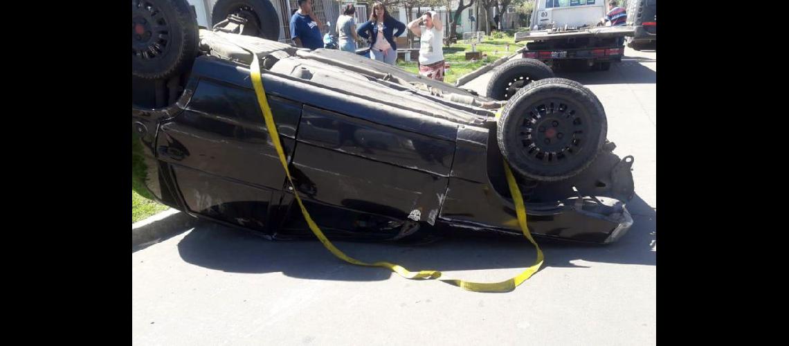  Así quedó el Fiat Uno que colisionó con el Chevrolet Corsa en la esquina de Manuel de la Fuente y Corrientes (LA OPINION)