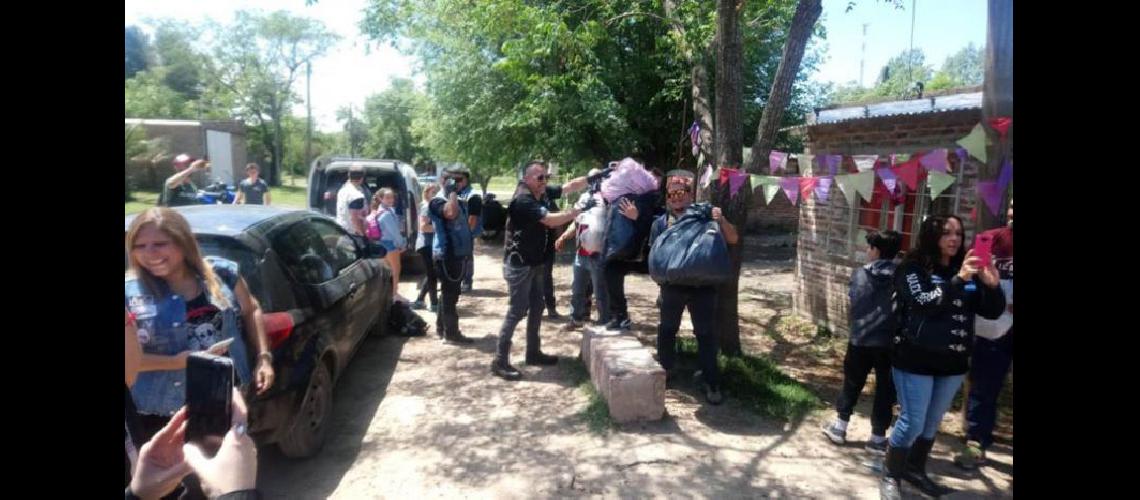  Los moteros descargaron las donaciones en los merenderos ubicados en Villa San José y en el barrio Belgrano (CORONADOS DE GLORIA)
