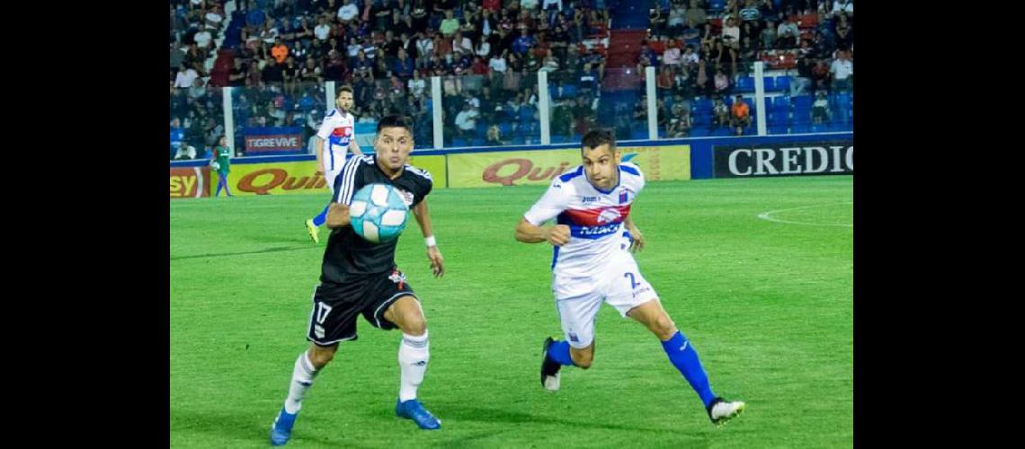  Julin Dragi en acción ante la marca del Gerardo Alcoba en el empate sin goles (FACEBOOK- DEPORTIVO RIESTRA)