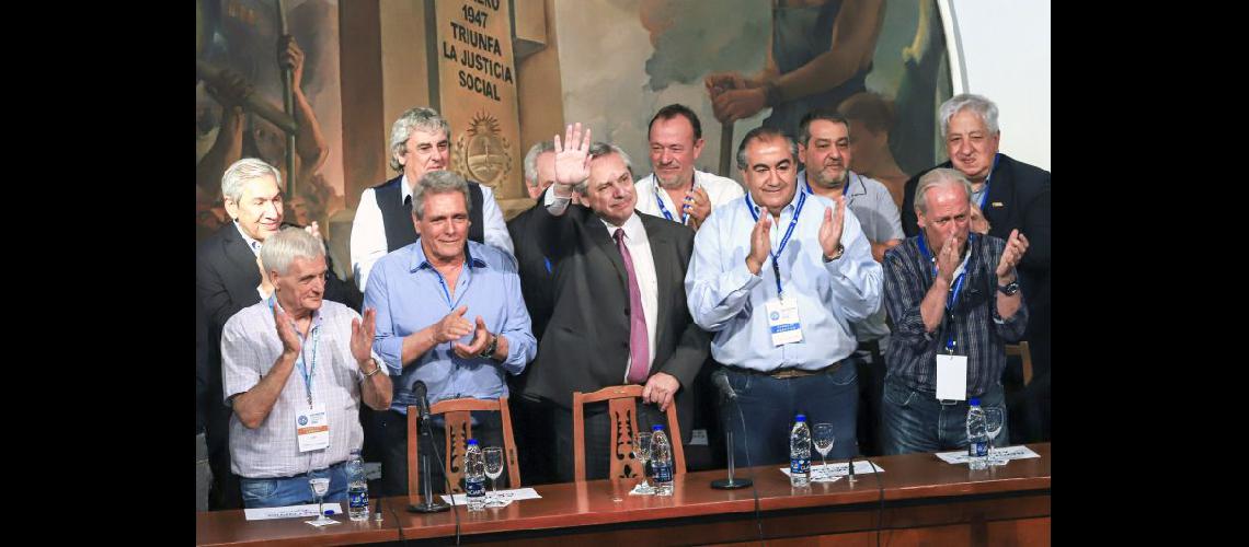  El presidente electo junto a los referentes de la Central Obrera ayer en un significativo acto (NOTICIAS ARGENTINAS)
