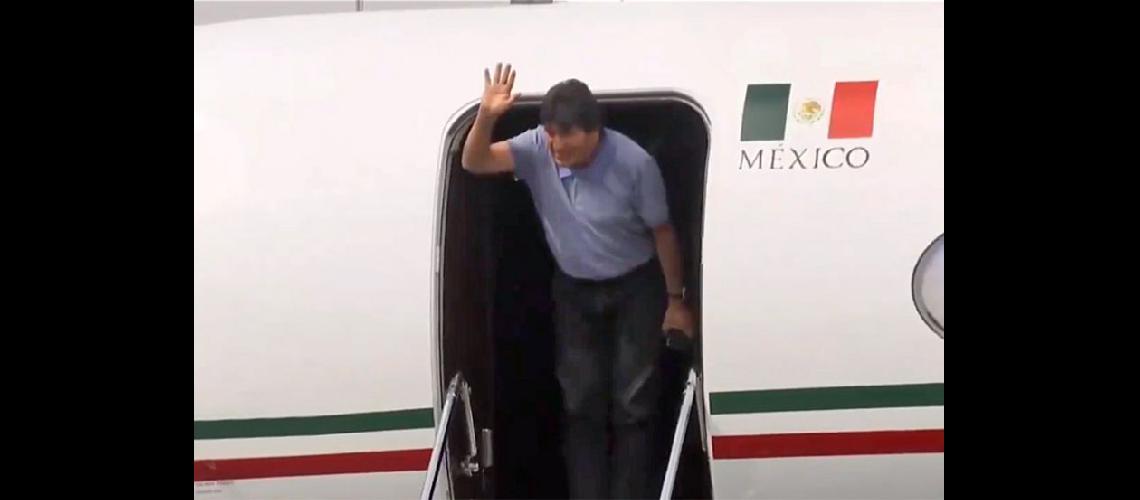  Evo Morales al descender del avión de la Fuerza Aérea de México tras un complejo viaje (NA)