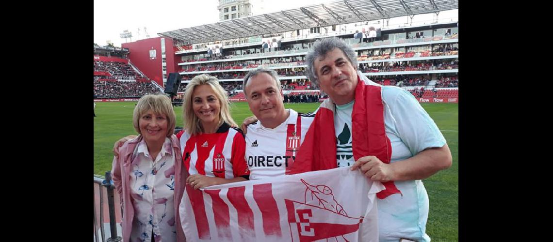  Rosario Ostoich (esposa) y los hijos Lorena Rodrigo y Juan Andrés en la presentación del nuevo estadio (FACEBOOK- RODRIGO ECHECOPAR)