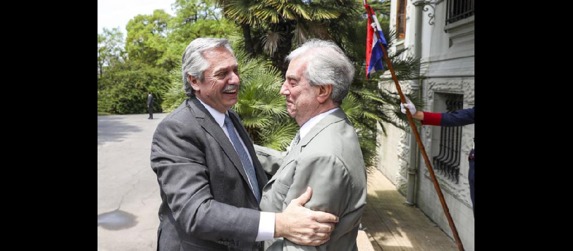  El presidente electo de los argentinos junto al mandatario uruguayo Tabaré Vsquez (NOTICIAS ARGENTINAS)