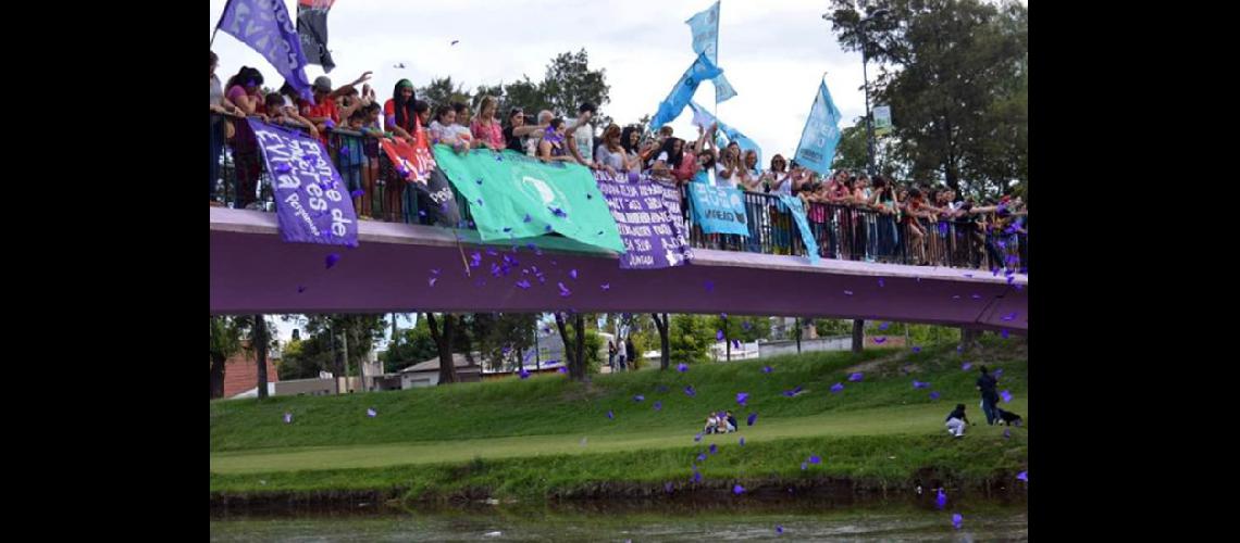  Se cumplir con el homenaje a las víctimas de femicidio arrojando mariposas lilas al Arroyo (ARCHIVO LA OPINION)
