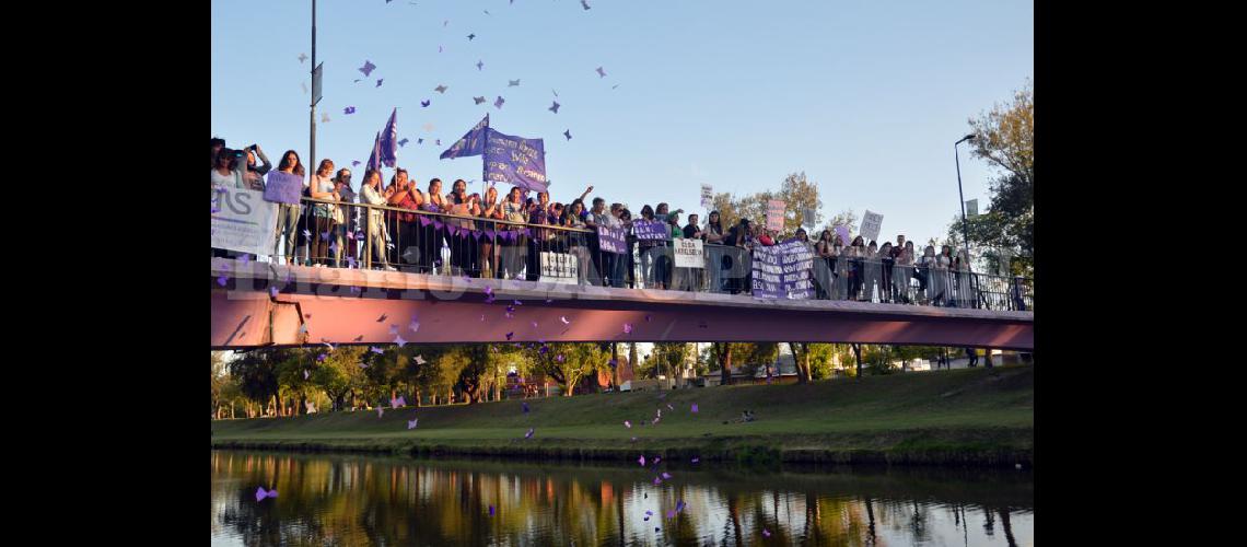  Arrojaron mariposas lilas al Arroyo en memoria de las víctimas de femicidio (LA OPINION)