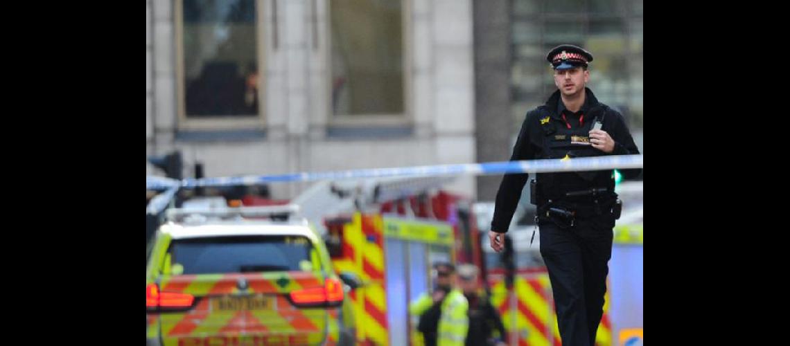  La policía y los vehículos de emergencia cerca del Puente de Londres donde el viernes ocurrió el hecho (DANIEL SORABJIAFP)