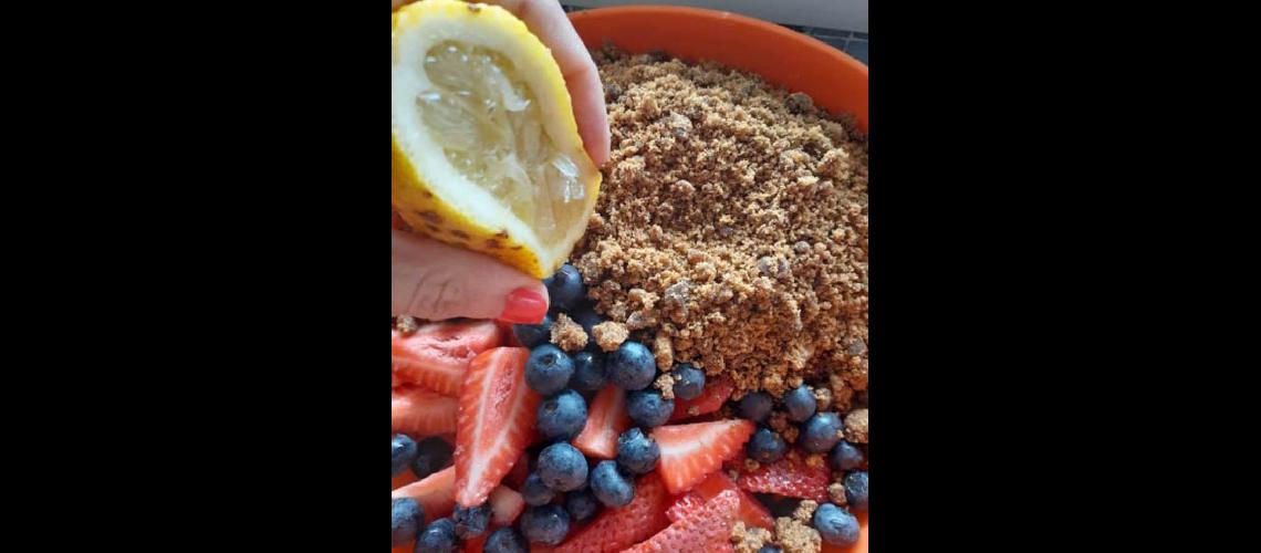  Para hacer esta rica mermelada de frutos rojos se necesitan frutillas arndanos azúcar mascabo o común y jugo de limón (VICTORIA DINARDO)