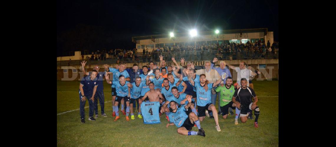  El plantel de Juventud cuerpo técnico y directivos celebran el tetracampeonato del club en la Liga de Fútbol (LA OPINION)