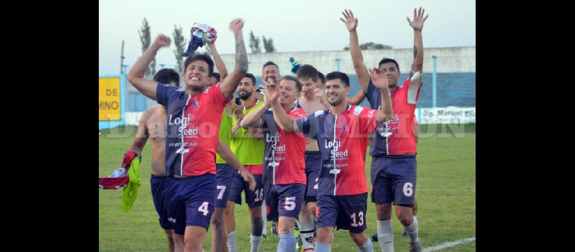  Los jugadores de San José y sus rostros de satisfacción tras el ascenso logrado en la cancha de Juventud (LA OPINION)