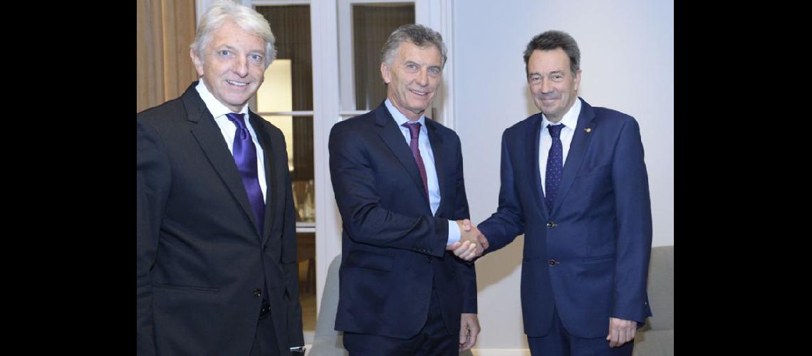  Macri saluda al presidente de la Cruz Roja Peter Maurer con quien se reunió ayer en Ginebra Suiza (NA)