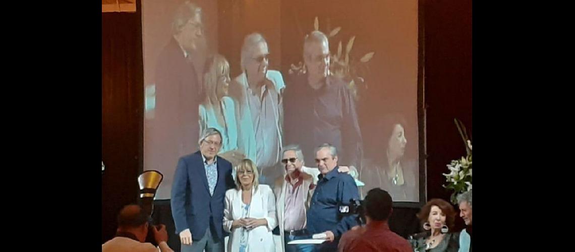  Alejandro Roemmers Lidia Vinciguerra y Norberto Barleand entregan la distinción a Daniel Ruiz Rubini (DANIEL RUIZ RUBINI)