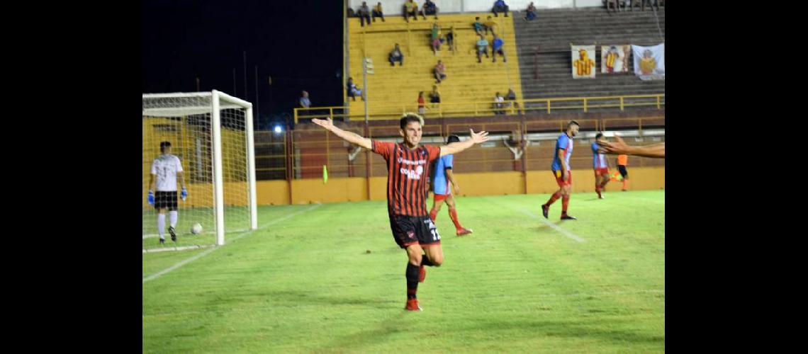  Franco Coronel celebra su gol el segundo de Douglas Haig en Corrientes en el triunfo ante Boca Unidos (MIGUEL ANGEL GARCIA)