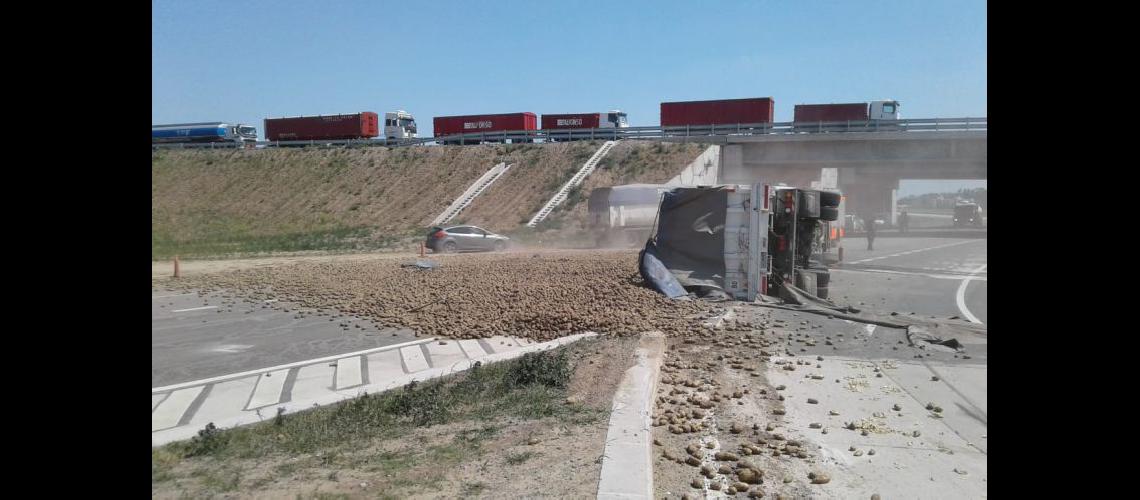  El camión Volvo que volcó en la mañana de este martes en un tramo de la Autopista Pilar-Pergamino (LA OPINION)