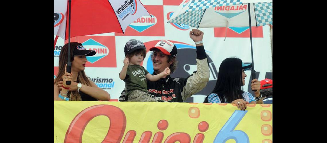  Alfonso Domenech celebra con su hijo en brazos la primera posición del podio en San Nicols (ALFONSO DOMENECH)
