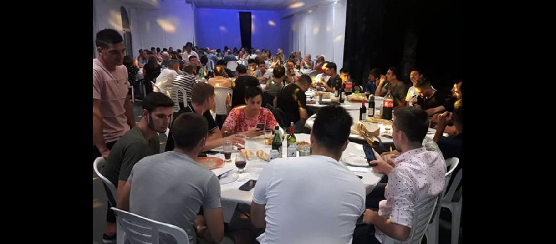  Los jugadores junto a sus familiares en la cena despedida de año que se llevó a cabo en el salón de eventos (CLUB JUVENTUD)