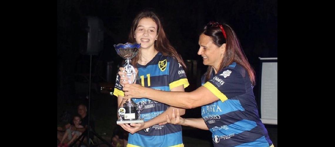  Paloma Zubiri la deportista destacada por Gimnasia y Esgrima recibe la principal distinción del club (GIMNASIA Y ESGRIMA)
