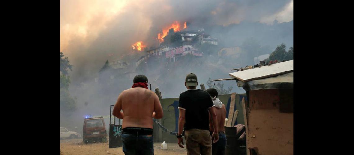  Navidad bajo fuego En los incendios trabajaban 12 unidades de bomberos siete aviones y 11 helicópteros (AFP)