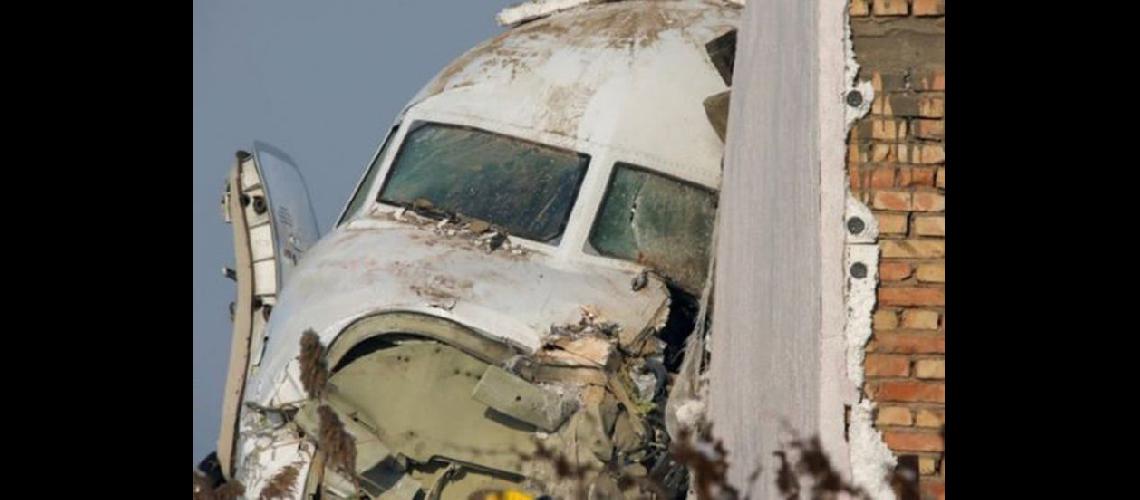  El avión perdió altura antes de precipitarse hacia un muro de concreto y estrellarse contra un edificio de dos plantas (REUTERS)