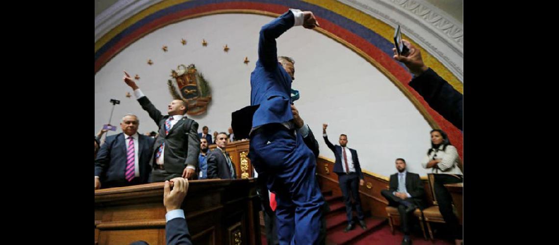  Entre gritos de la bancada chavista emergió Luis Parra quien se autoproclamó presidente de la AN (REUTERS)