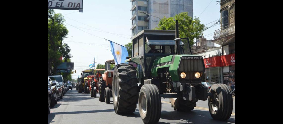  Los tractores recorrieron las arterias principales de la ciudad luego en el Parque Belgrano se realizó la asamblea (LA OPINION)