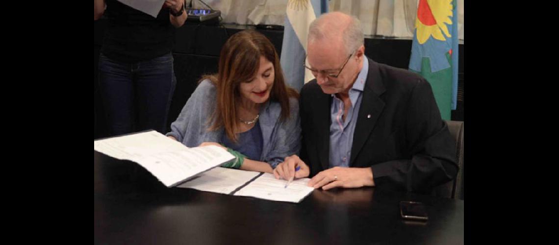  La titular del Ministerio de las Mujeres y el ministro de Salud bonaerenses firmaron el nuevo protocolo ILE  (MINISTERIO DE SALUD DE LA PROVINCIA DE BUENOS AIRES)