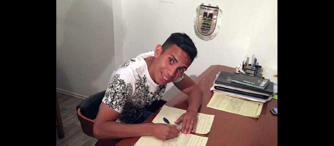  El volante Lucas Fernndez firmó el contrato profesional que lo vincula a su nuevo club (NERY GATICA)
