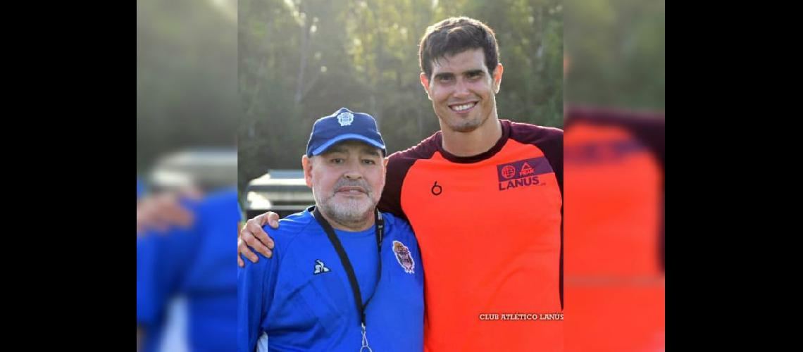  Ezequiel Muñoz junto a Diego Maradona minutos antes del amistoso (CLUB ATLETICO LANUS)