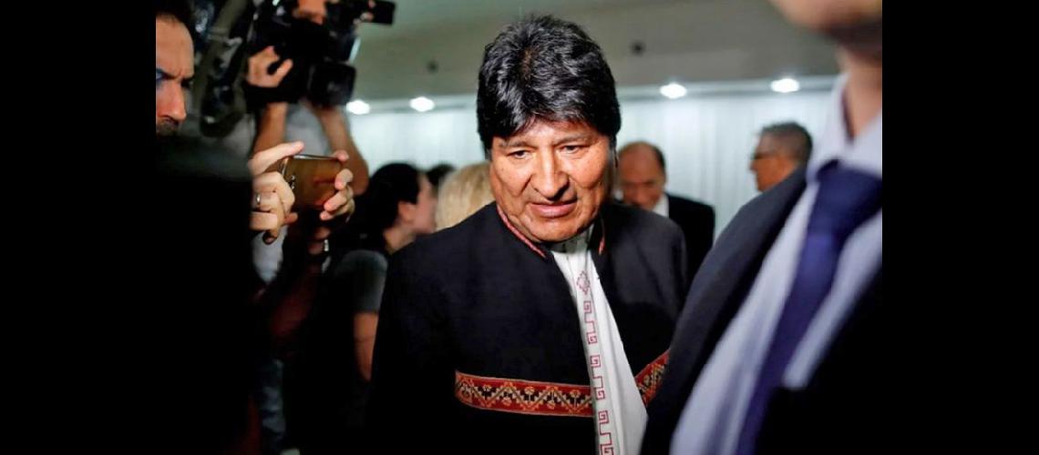  Evo Morales argumentó que el pueblo lo había decidido y aceptó su propuesta en el marco de la Constitución (REUTERS)
