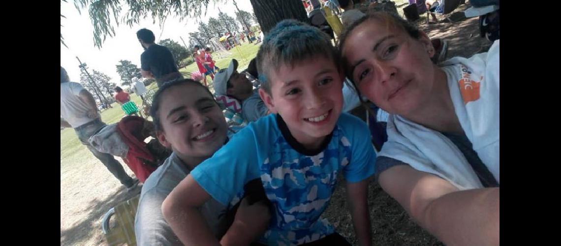  Priscila y Antonio junto a su mam María Cristina Amarillo unos días antes de viajar a Tucumn (ERNESTO LOBO)