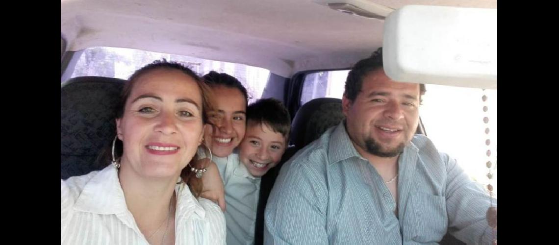  María Cristina y Ernesto junto a sus hijos Priscila y Antonio en la foto previa a salir de viaje con destino a Tucumn (ERNESTO LOBO) 