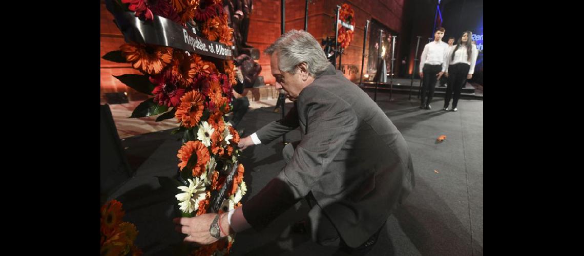  El presidente argentino Alberto Fernndez al colocar una ofrenda floral (NA)