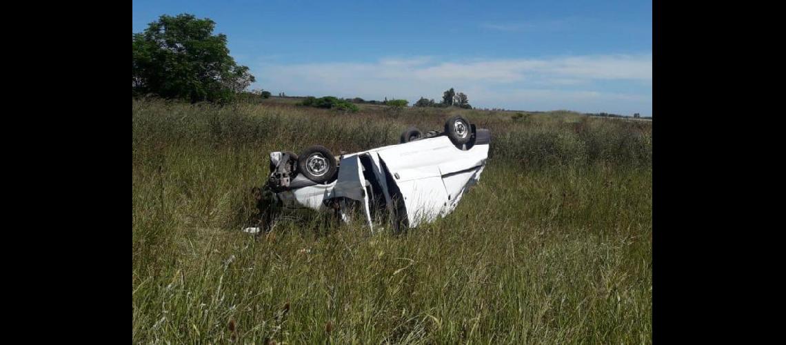  El utilitario Renault Trfic volcó en la ruta provincial y perdió la vida su conductor de 57 años (LA OPINION) 