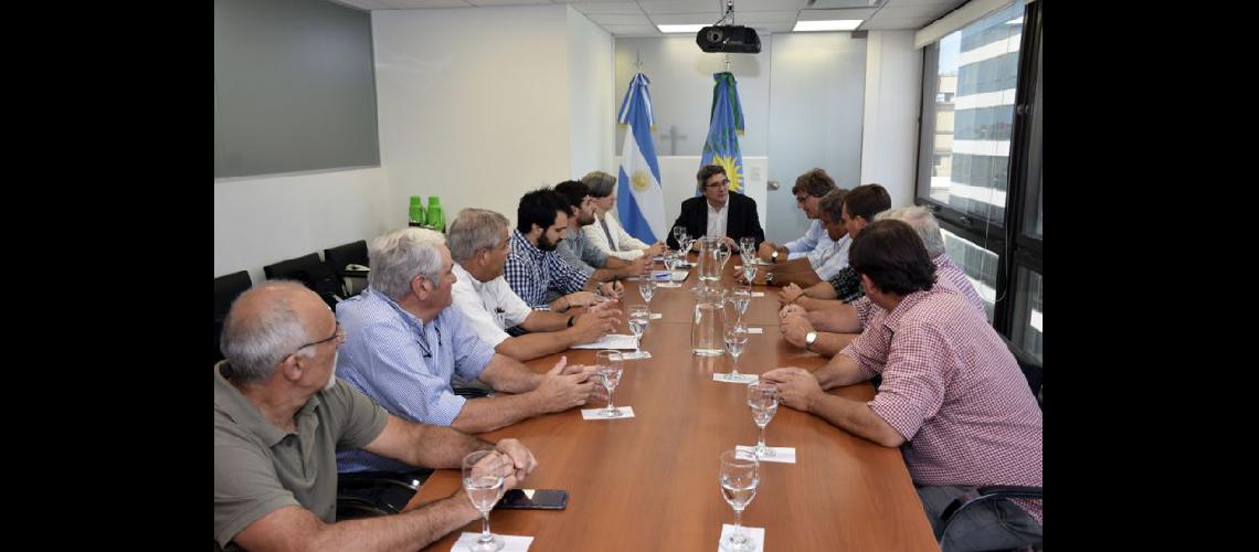  El ministro Javier Rodríguez recibió a dirigentes de Carbap para avanzar en las negociaciones (DIB)