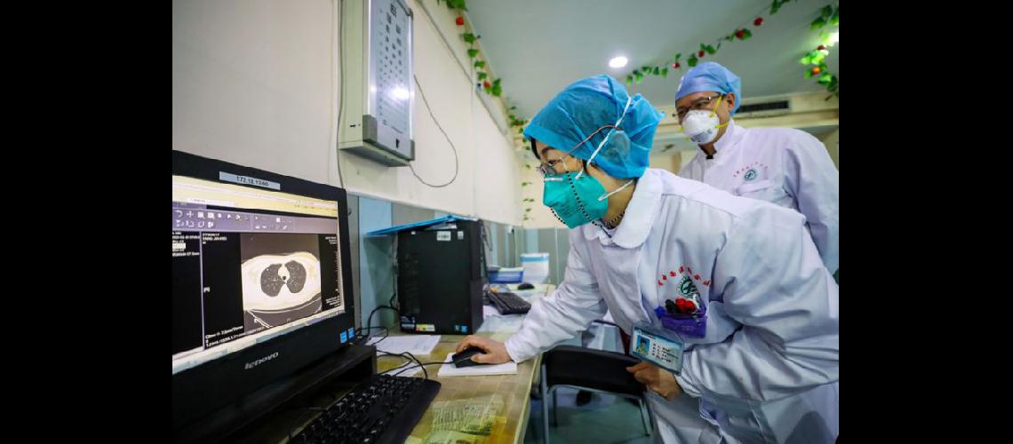  Médicos chequean estudios por imgenes de un paciente en un hospital de Wuhan el epicentro del coronavirus (EFE)