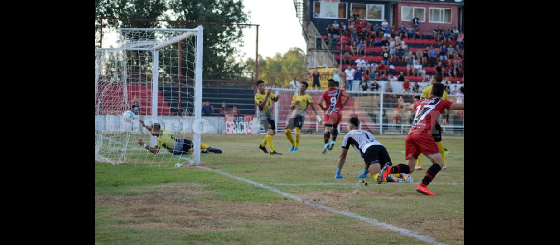  El delantero rojinegro Alcides Miranda Moreira convierte el primer gol de la tarde (LA OPINION)