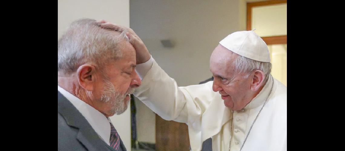  El Papa bendice a Lula da Silva en el encuentro de ayer en El Vaticano (NA)